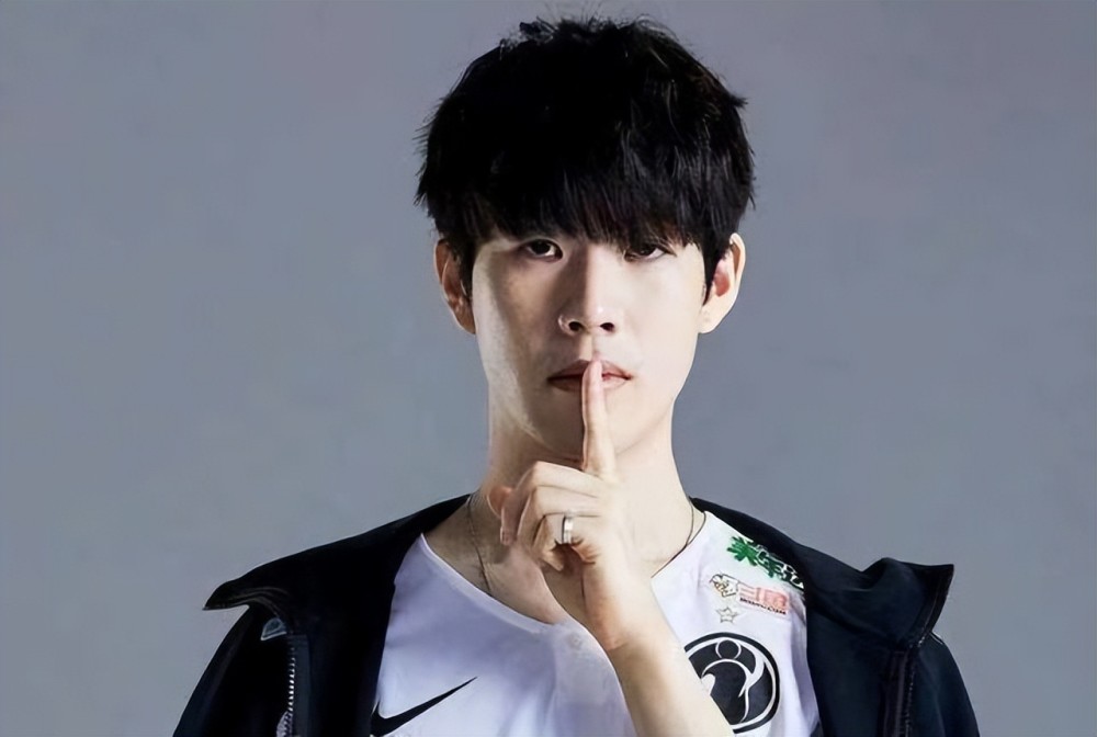 神回来了！ rookie 的 Crow 1拉动3次爆炸控制了 Royal Never Give Up 的早期崩溃， Invictus Gaming 获得了赛点