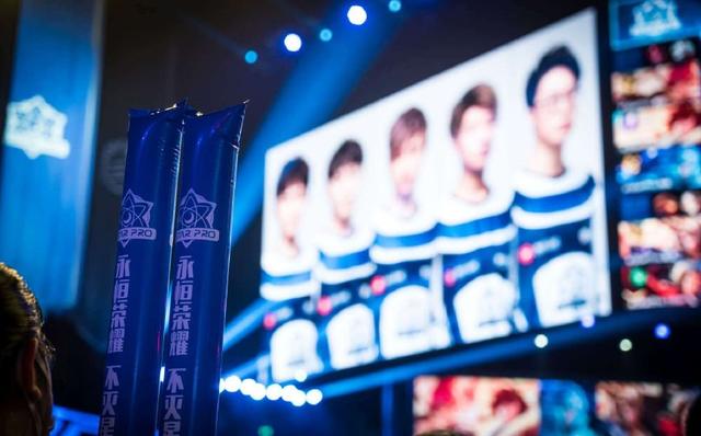 目前LCK联赛前三名的队伍是：DK、BRO、T1 Deft选手、Canyon选手、Zeka选手、Clozer选手