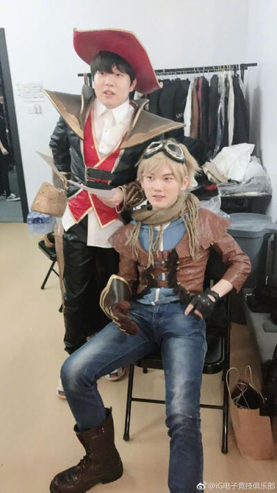 资讯主播躲车里瑟瑟发抖，以为是个菜鸟，结果出来瞬间清场